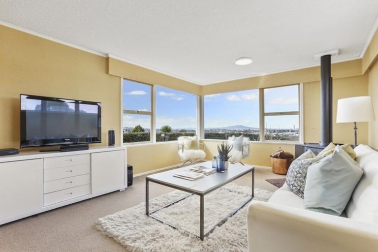 Photo of property in 12 Ross Avenue, Glenfield, Auckland, 0629