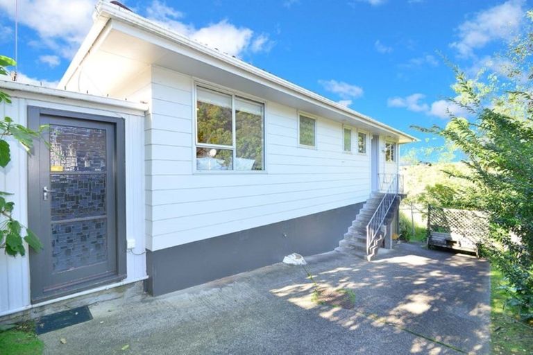Photo of property in 2/10 Scarlock Avenue, Browns Bay, Auckland, 0630