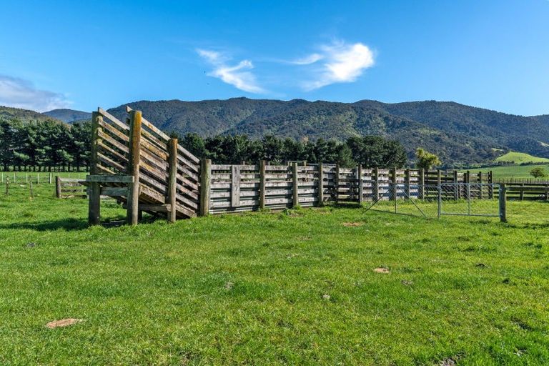 Photo of property in 360 Western Lake Road, Western Lake, Featherston, 5773