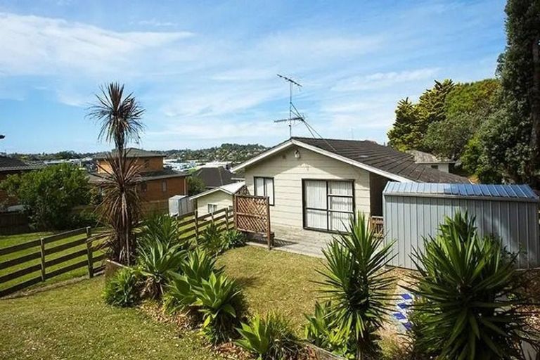 Photo of property in 2/2 Woodall Place, Totara Vale, Auckland, 0627
