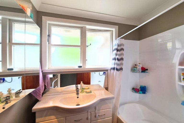 Photo of property in 31 Crewe Crescent, Hokowhitu, Palmerston North, 4410