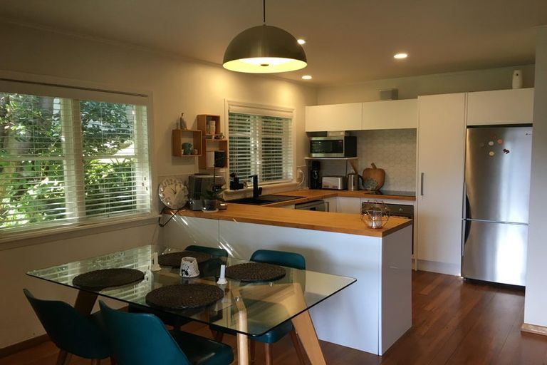 Photo of property in 33 Huntingdon Street, Northland, Wellington, 6012