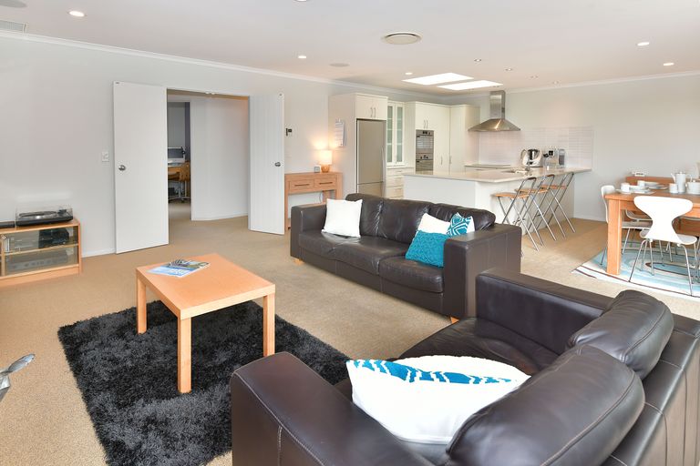 Photo of property in 15 Dorchester Place, Orewa, 0931