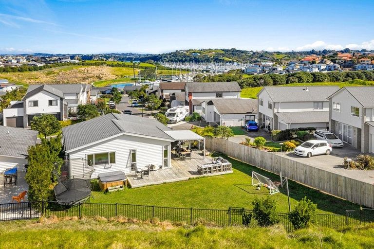 Photo of property in 33 Kaipuke Crescent, Gulf Harbour, Whangaparaoa, 0930