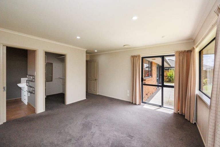 Photo of property in 12 Johnstone Drive, Fitzherbert, Palmerston North, 4410