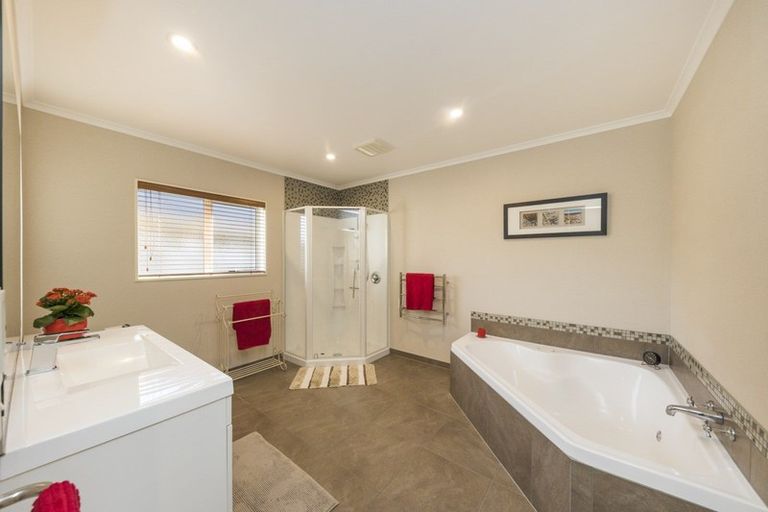 Photo of property in 30 Kilkenny Place, Fitzherbert, Palmerston North, 4410