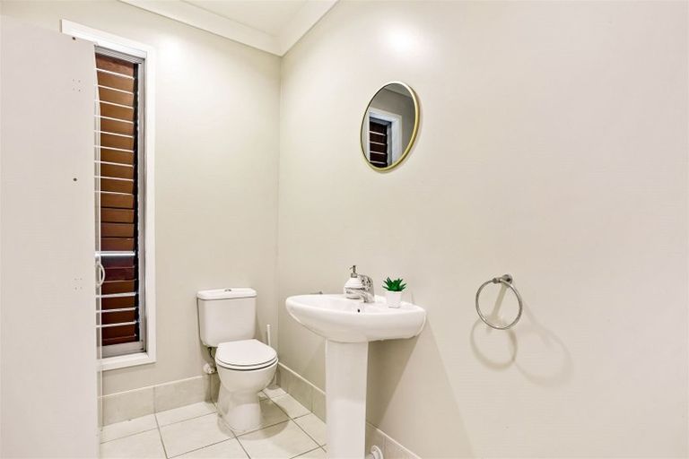 Photo of property in 9l Clearwater Cove, West Harbour, Auckland, 0618