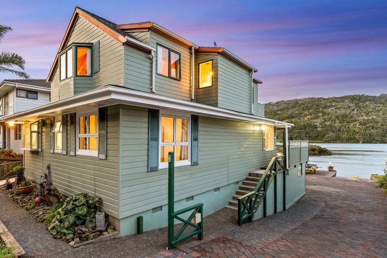 Photo of property in 8 Waiwera Road, Waiwera, Orewa, 0994