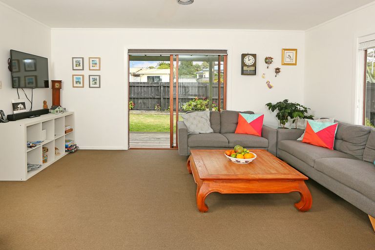Photo of property in 1c Barron Drive, Green Bay, Auckland, 0604