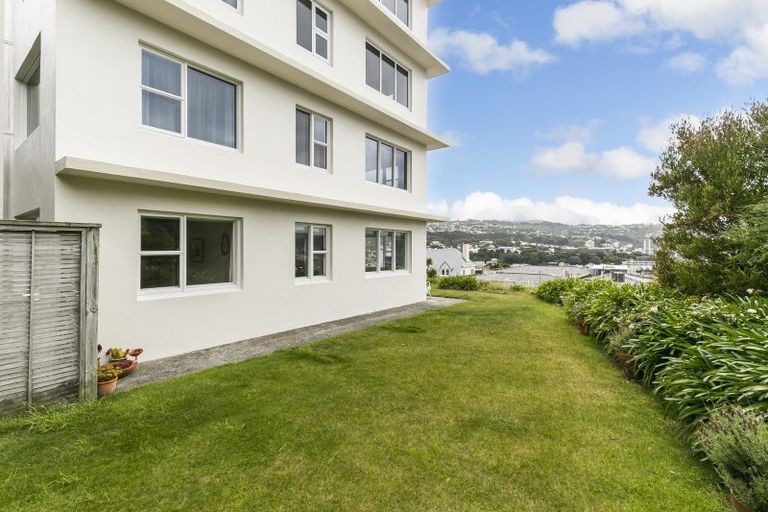 Photo of property in Landscape Apartments, 123-125 Austin Street, Mount Victoria, Wellington, 6011