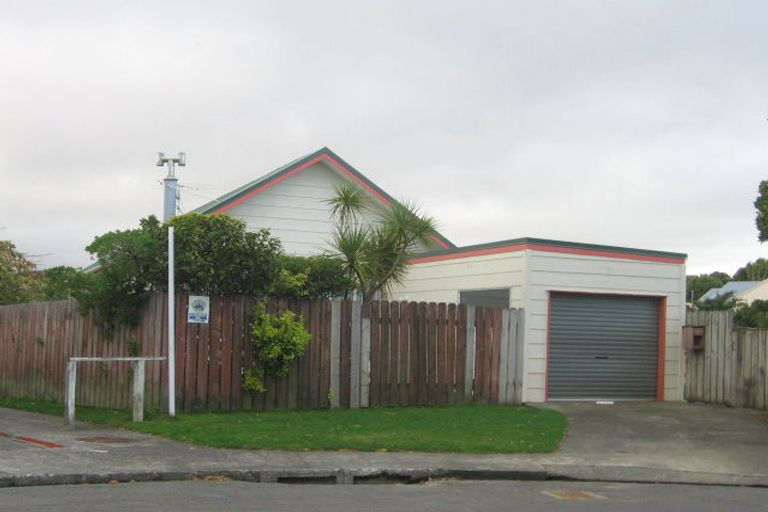 Photo of property in 12 Curacao Place, Grenada Village, Wellington, 6037