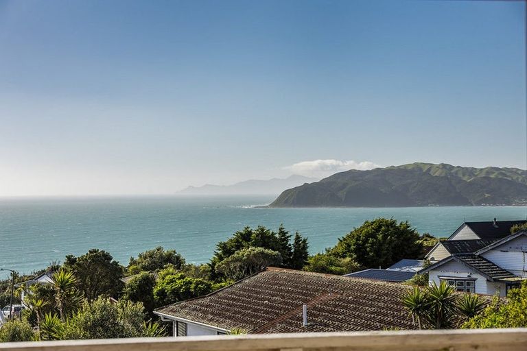 Photo of property in 128 Pikarere Street, Titahi Bay, Porirua, 5022