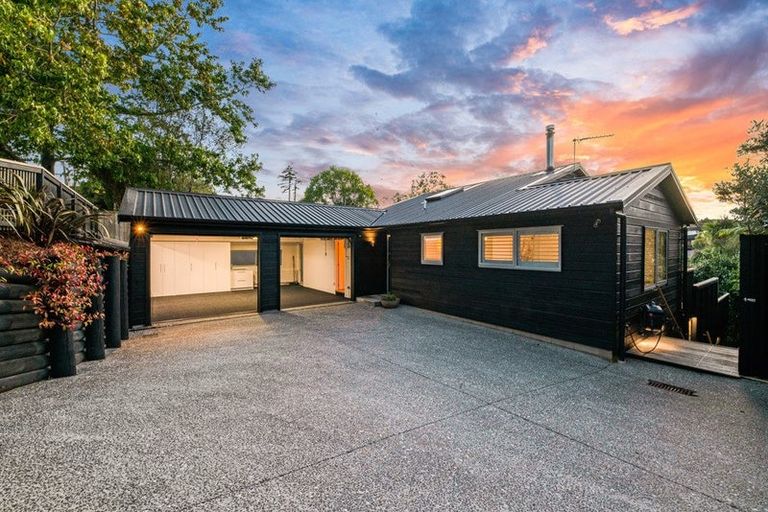 Photo of property in 22 Woodfern Crescent, Titirangi, Auckland, 0604