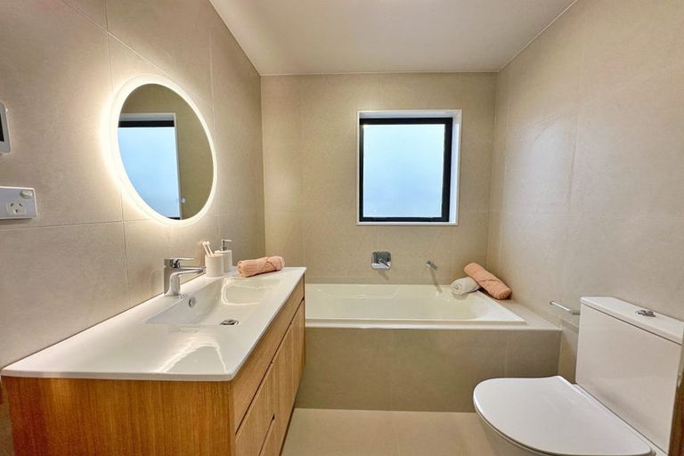 Photo of property in 10f Robert Burke Place, Henderson, Auckland, 0612