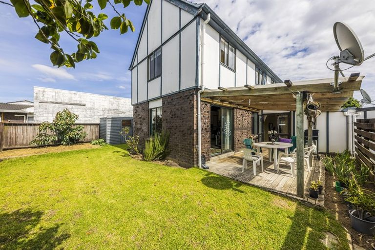 Photo of property in 1/13 Challen Close, Conifer Grove, Takanini, 2112