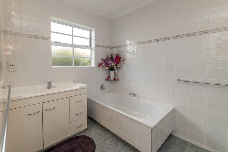 Photo of property in 550 Queen Street East, Levin, 5510