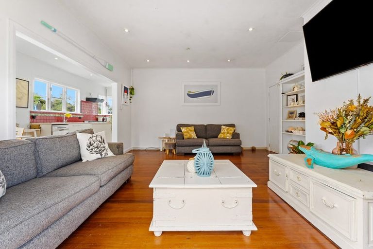 Photo of property in 2 Slater Road, South Head, Helensville, 0874