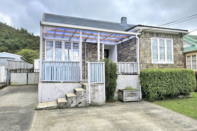 Photo of property in 8 Cleland Crescent, Naenae, Lower Hutt, 5011