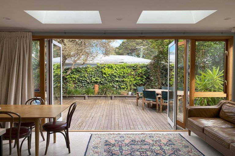 Photo of property in 100 Pirie Street, Mount Victoria, Wellington, 6011