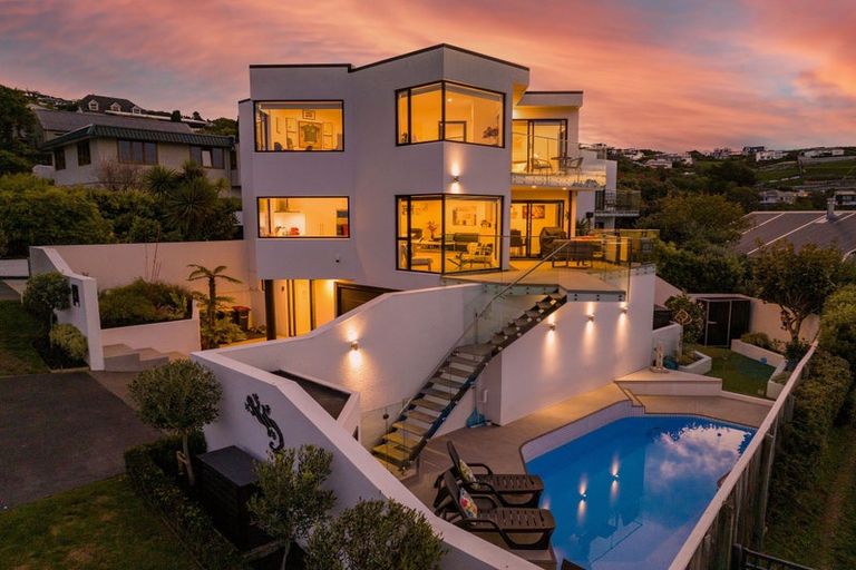 Photo of property in 2/60 Moncks Spur Road, Redcliffs, Christchurch, 8081