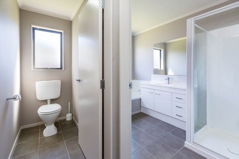 Photo of property in 6 Mcewen Crescent, Riverstone Terraces, Upper Hutt, 5018