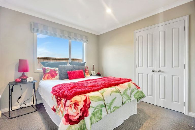 Photo of property in 10 Nirmal Place, Sunnyvale, Auckland, 0612