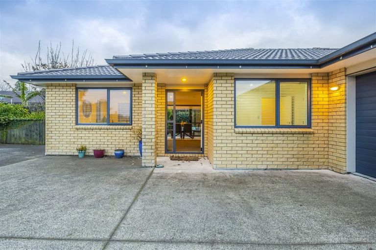Photo of property in 106b Simpson Road, Henderson Valley, Auckland, 0614