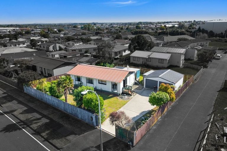 Photo of property in 121 Shifnal Drive, Randwick Park, Auckland, 2105