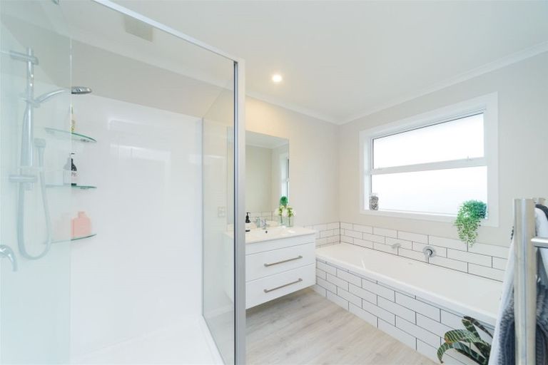 Photo of property in 132 Johnstone Drive, Fitzherbert, Palmerston North, 4410