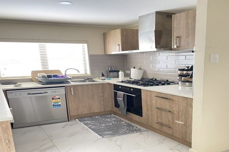 Photo of property in 15a Gill Avenue, Te Atatu Peninsula, Auckland, 0610