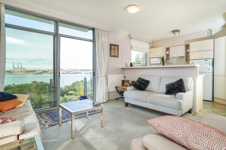 Photo of property in 8/25 Stanley Point Road, Stanley Point, Auckland, 0624