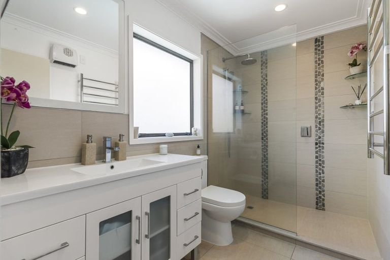 Photo of property in 2/15 Eastwood Rise, Browns Bay, Auckland, 0630