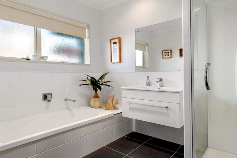 Photo of property in 27 Oteki Park Drive, Welcome Bay, Tauranga, 3112