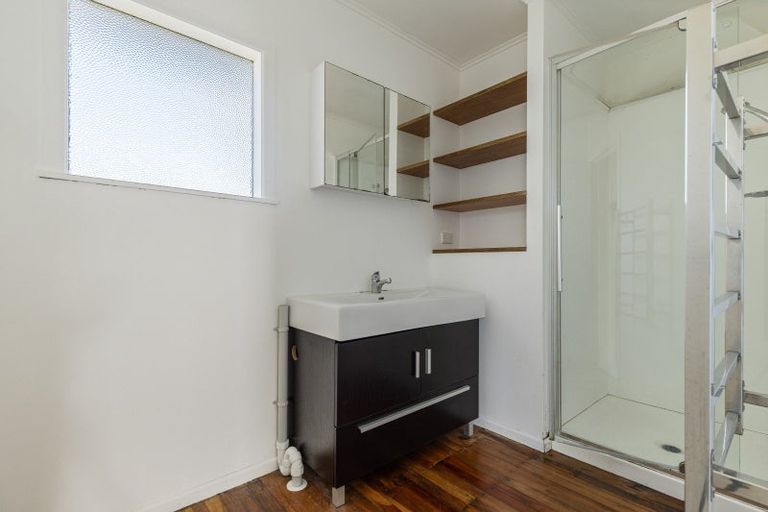Photo of property in 15 Murray Road, Te Atatu Peninsula, Auckland, 0610
