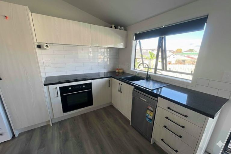 Photo of property in 57 Kelman Road, Kelston, Auckland, 0602