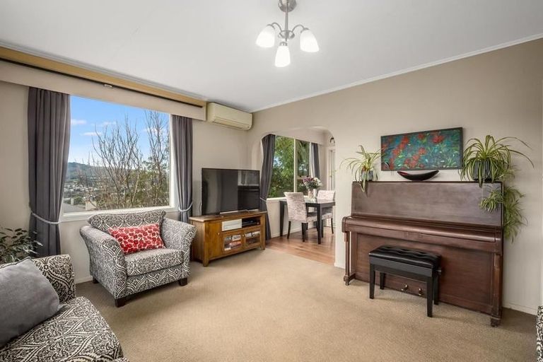 Photo of property in 3 Mckelvey Place, Tawa, Wellington, 5028