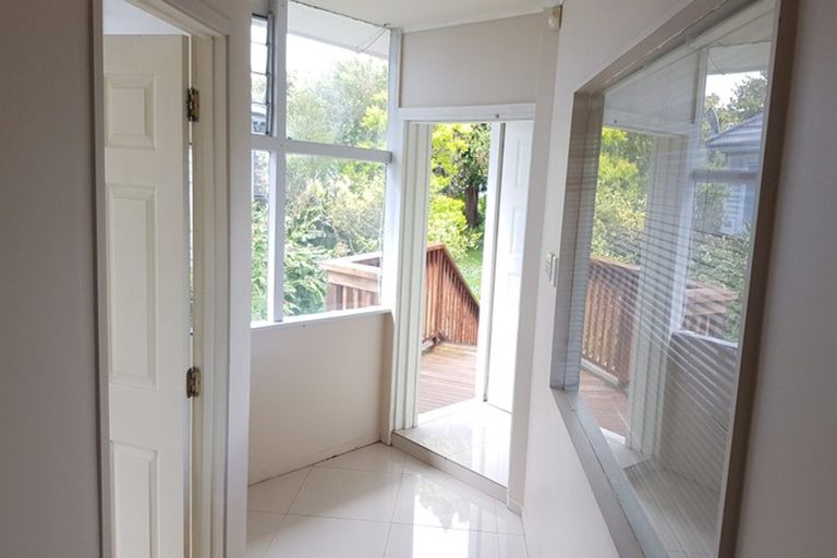 Photo of property in 204 East Coast Road, Forrest Hill, Auckland, 0620