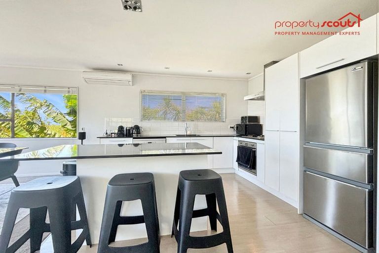 Photo of property in 2/33 Montgomery Avenue, Rothesay Bay, Auckland, 0630