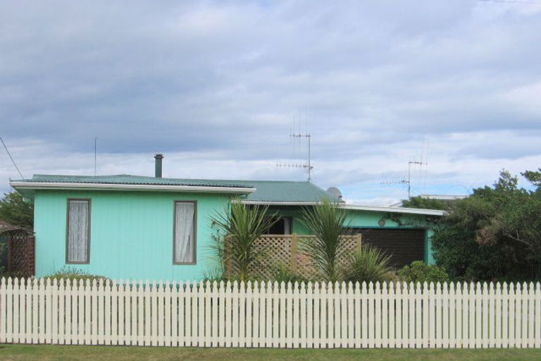 Photo of property in 12 Dewe Terrace, Foxton Beach, Foxton, 4815