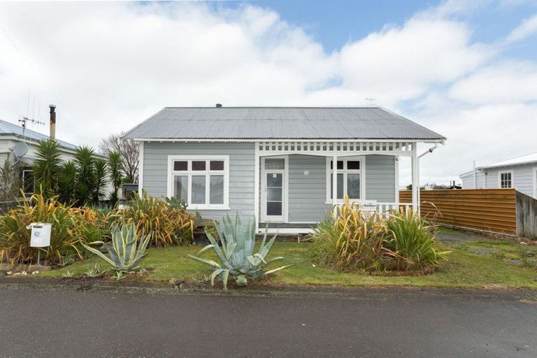 Photo of property in 42 Tennyson Street, Dannevirke, 4930