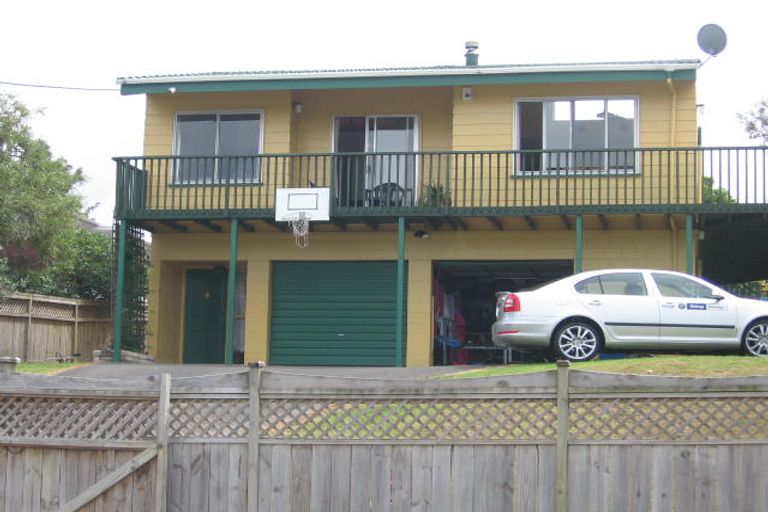 Photo of property in 9 Edgeworth Road, Glenfield, Auckland, 0629