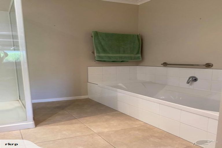 Photo of property in Caversham Park, 2/34 Caversham Road, Westmere, Whanganui, 4501