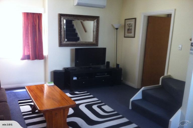 Photo of property in 82 Oriental Parade, Oriental Bay, Wellington, 6011