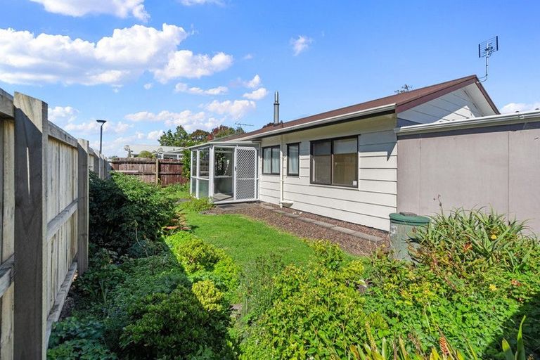 Photo of property in 3/121 Bruce Mclaren Road, Henderson, Auckland, 0612
