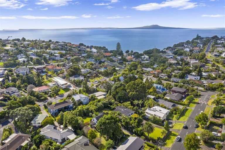 Photo of property in 33 Lyons Avenue, Murrays Bay, Auckland, 0630