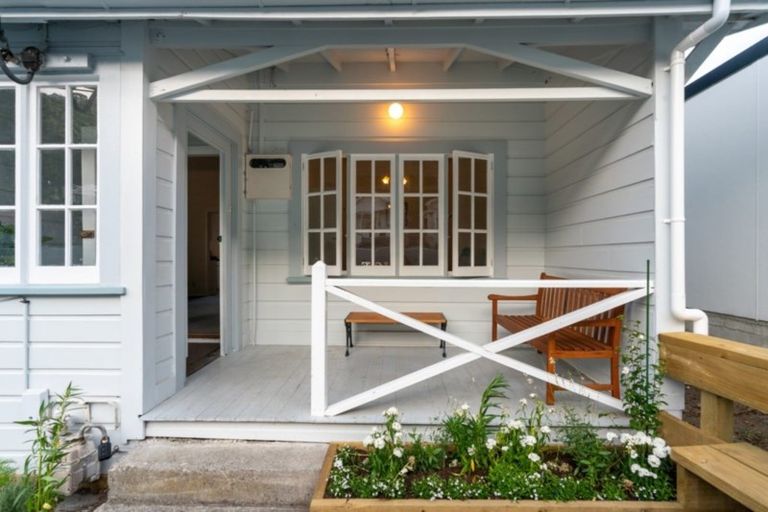 Photo of property in 225 Sutherland Road, Lyall Bay, Wellington, 6022