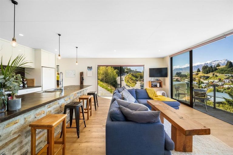 Photo of property in 45 Dart Place, Fernhill, Queenstown, 9300