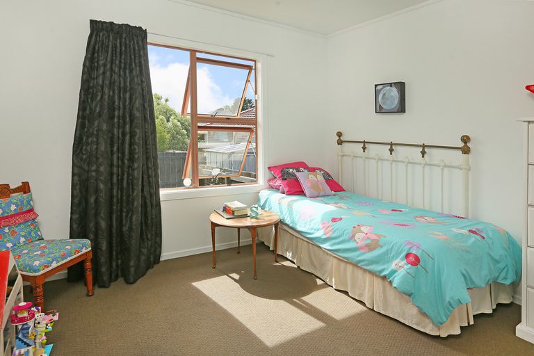 Photo of property in 1c Barron Drive, Green Bay, Auckland, 0604