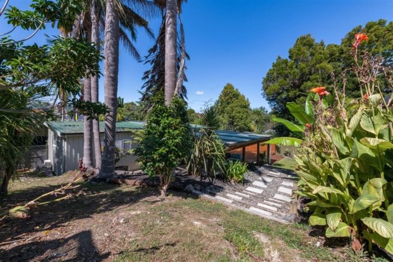 Photo of property in 166 Edmonton Road, Te Atatu South, Auckland, 0610