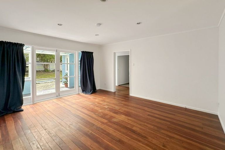 Photo of property in 21 Drome View Place, Beach Haven, Auckland, 0626